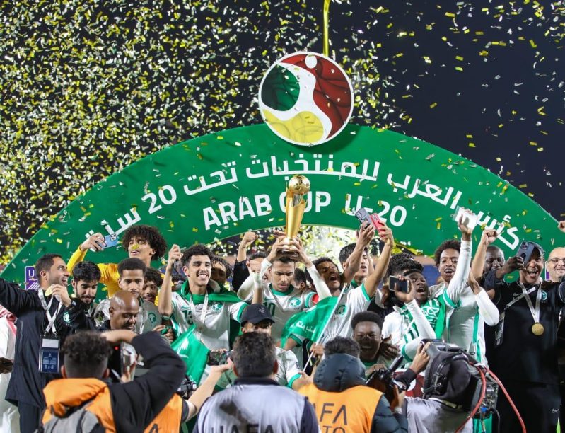 أمير منطقة عسير يتوج منتخب السعودية (1)