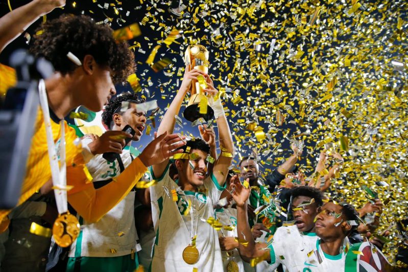 أمير منطقة عسير يتوج منتخب السعودية (1)