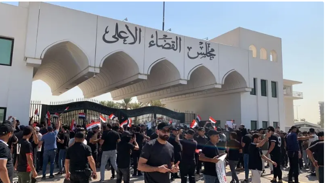 أنصار الصدر ينصبون الخيام أمام مجلس القضاء الأعلى ببغداد