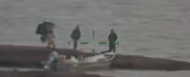 لحظة إنقاذ 3 بحارة فقدوا في بحر ألاسكا