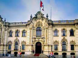 تفتيش القصر الرئاسي في البيرو بحثًا عن مشتبه بها