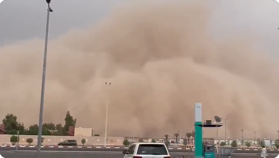 عاصفة جدارية تقتلع الخيام وتقطع الكهرباء في الرياض