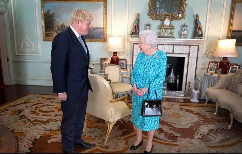 الملكة إليزابيث تقوم بسابقة تاريخية مع رئيس وزراء بريطانيا الجديد 