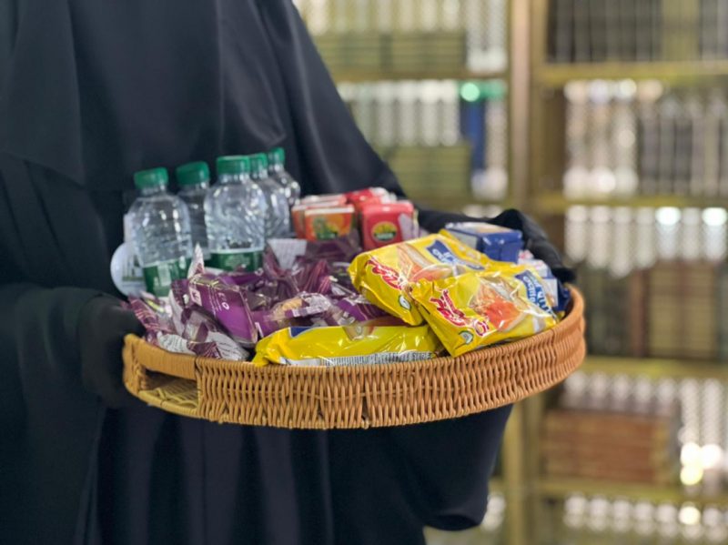 توزيع وجبات على قاصدات البيت الحرام في الأيام البيض - المواطن