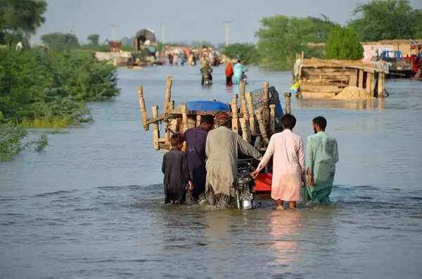 ثلث باكستان تحت الماء بسبب الفيضانات المدمرة