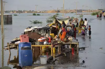 ثلث باكستان تحت الماء بسبب الفيضانات المدمرة