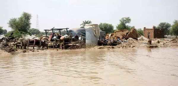 ثلث باكستان تحت الماء بسبب الفيضانات المدمرة