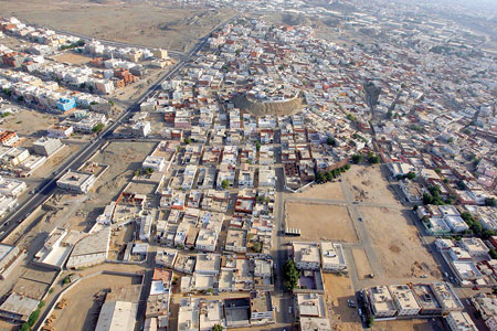لجنة عشوائيات جدة تشرع في إزالة حي قويزة