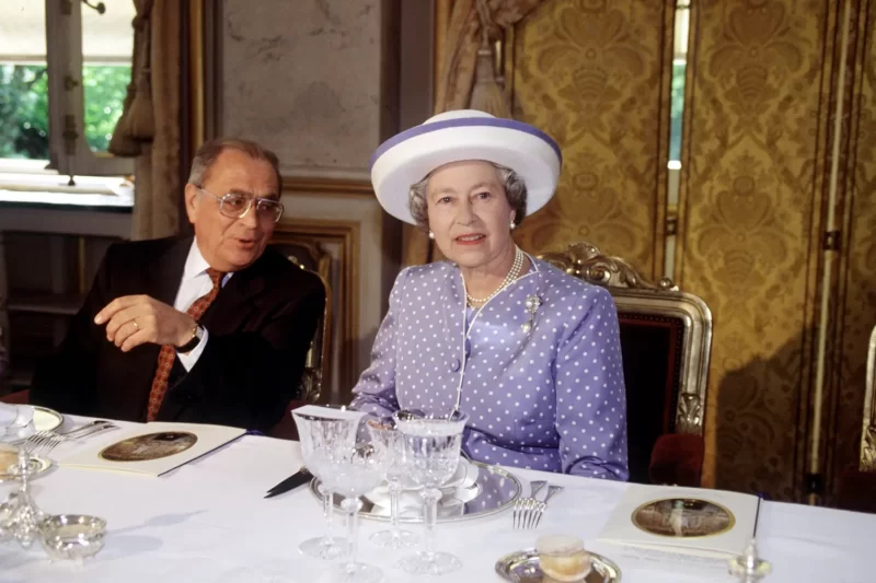 رئيس طهاة الملكة إليزابيث يكشف عن الفاكهة الممنوعة في القصر 