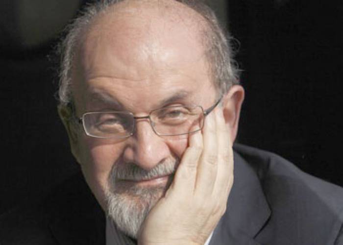 إيران تنفي علاقتها بقاتل سلمان رشدي