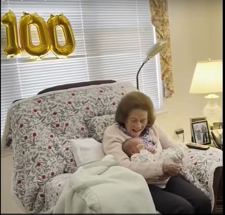 سيدة أمريكية تبلغ 100 عام وترزق بـ 100 من الأحفاد