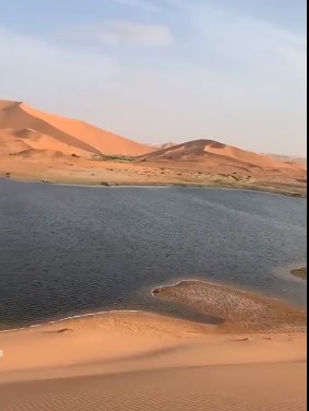 شاهد.. الأنهار تجري في صحراء الربع الخالي صيفًا