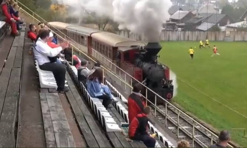 شاهد.. قطار يمر في أحد الملاعب بـ سلوفاكيا