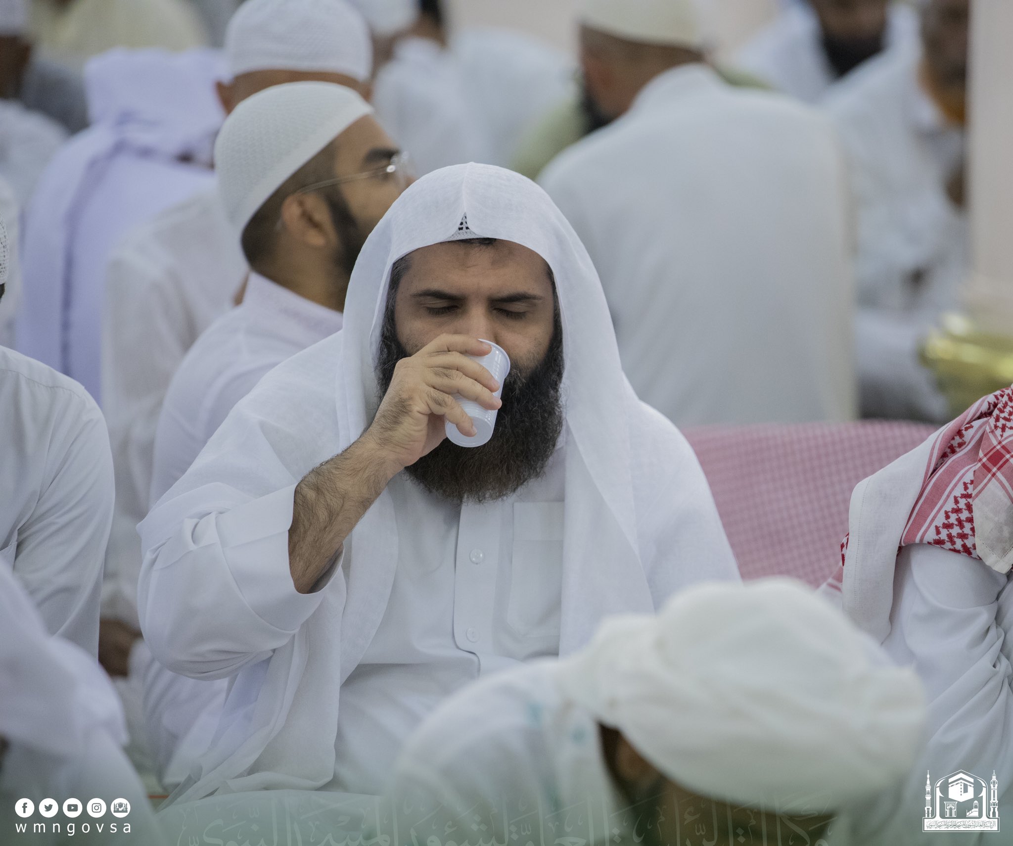 لقطات لإفطار الصائمين بالمسجد النبوي يوم عاشوراء