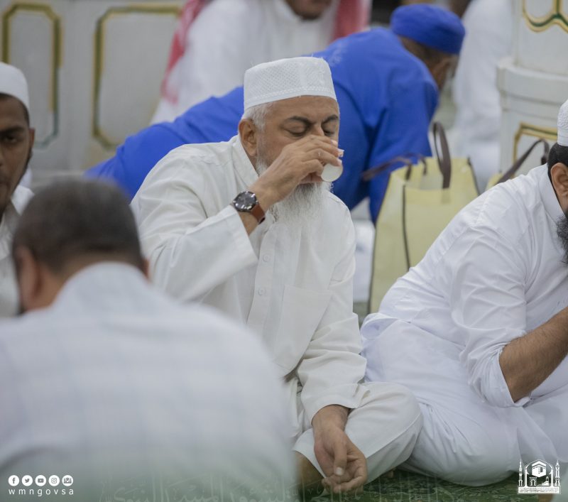 لقطات لإفطار الصائمين بالمسجد النبوي يوم عاشوراء - المواطن
