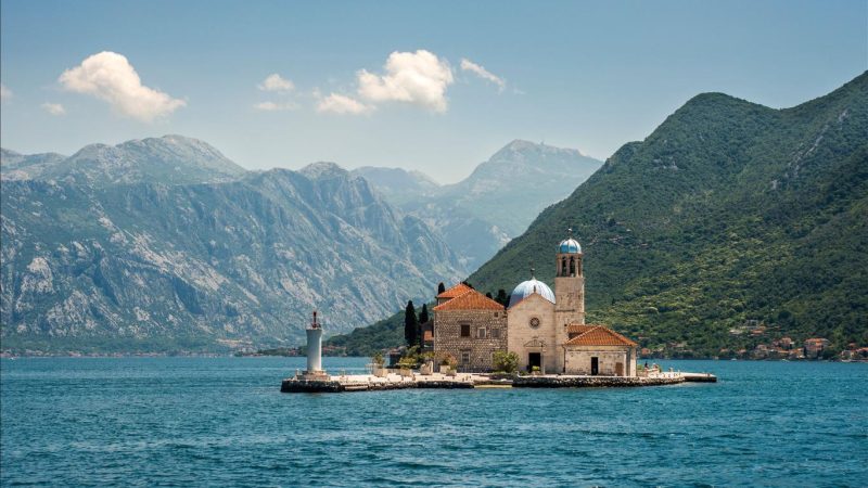 ما هو الجبل الأسود الذي أطلقت السعودية رحلات مباشرة له؟