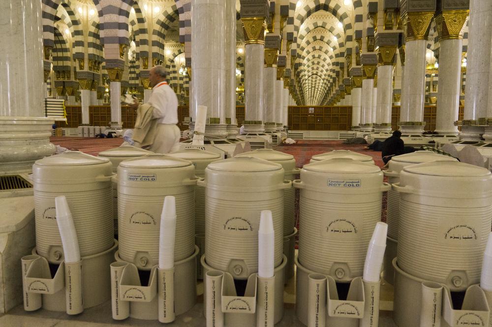 ماء زمزم يطفئ عطش زوار المسجد النبوي على مدار الساعة
