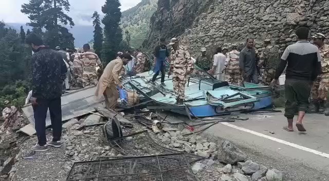 مصرع 9 جنود باكستانيين إثر سقوط شاحنة في وادٍ