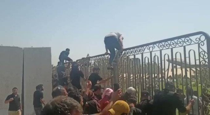 مساجد في العراق تعلن النفير وأنصار مقتدى الصدر يقتحمون القصر الرئاسي