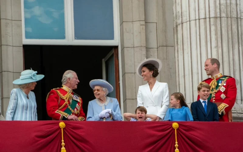 عائلة الملكة إليزابيث تهرع إليها بعد التقارير الصحية المقلقة  (1)