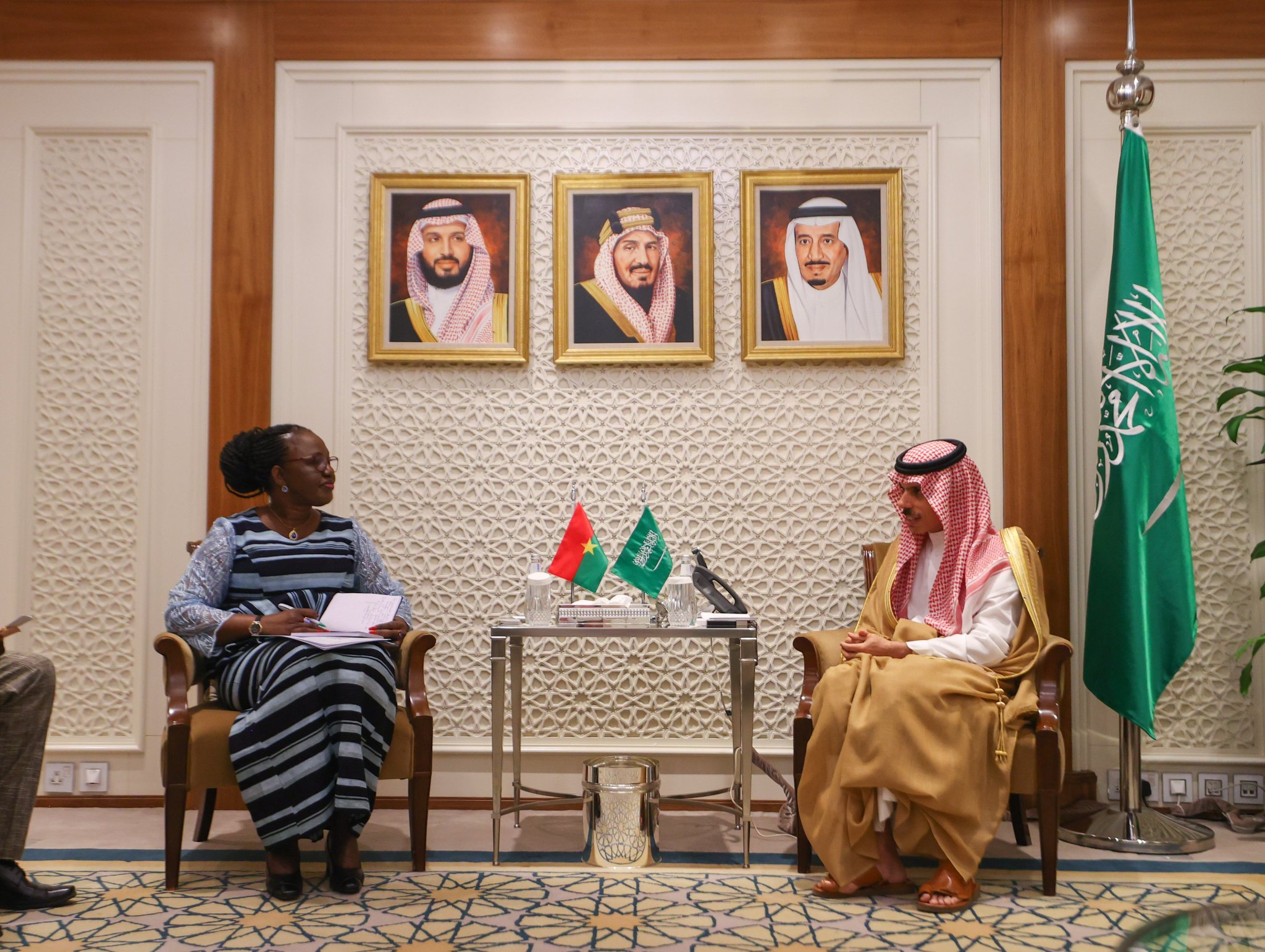 الملك سلمان يتلقى رسالة شفهية من رئيس بوركينا فاسو