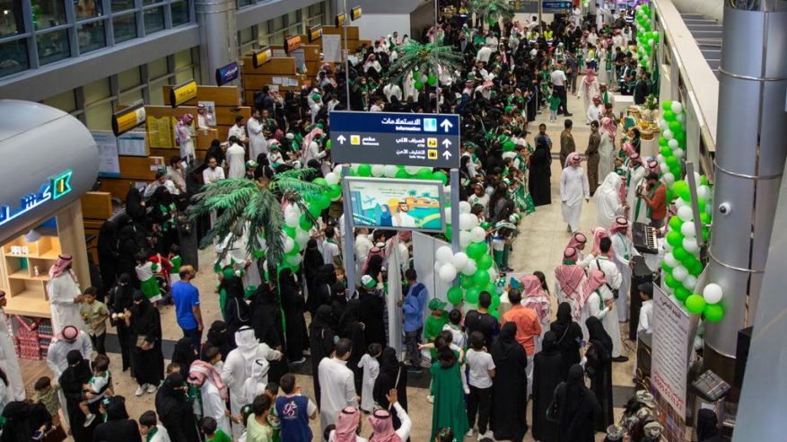 مطارات القابضة تحتفي بالهدايا والعرضة