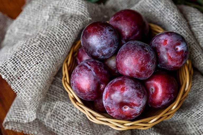 فوائد صحية مذهلة لـ البرقوق في حال إضافته لنظامك الغذائي