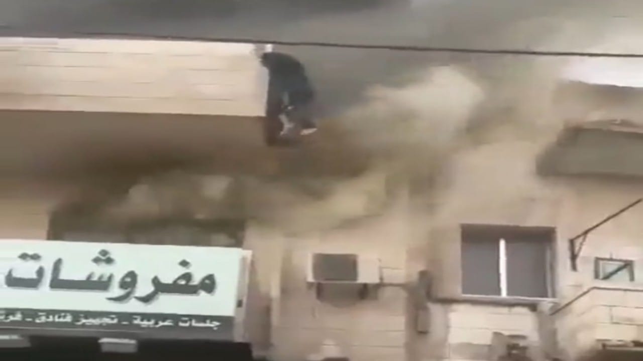 بالفيديو.. أردنيان يقفزان من مبنى بعمان بعد اشتعال النيران فيه