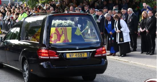 بريطانيون ينصبون الخيام ويفترشون الطريق لمتابعة جنازة الملكة إليزابيث