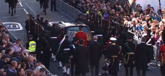 شاهد.. شاب يصيح ضد الأمير أندرو أثناء جنازة الملكة إليزابيث