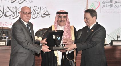 الحسين يتوج بجائزة الشخصية الإعلامية العربية
