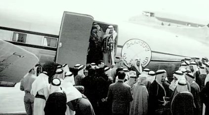 حينما عانق الملك عبدالعزيز سماء المملكة بطائرة داكوتا