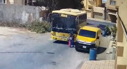 يقظة قائد حافلة مدرسية تنقذ طالبة من الدهس