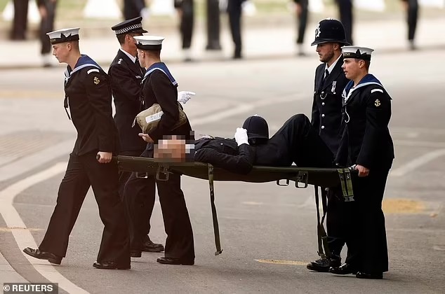 إغماء ضابط أثناء مراسم تشييع الملكة إليزابيث