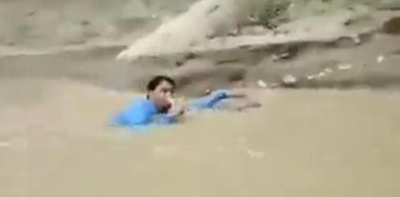 مذيع باكستاني يقدم تقريره وهو يصارع الفيضانات