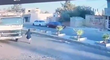 طفل أردني يغامر بحياته لمنع حادث