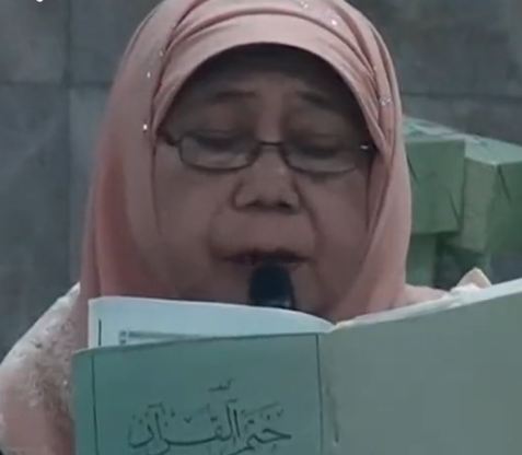 وفاة سيدة إندونيسية خلال تلاوتها القرآن الكريم