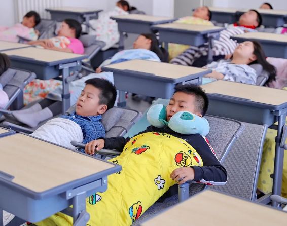 طلاب الصين ينامون في الفصل بأوامر رسمية
