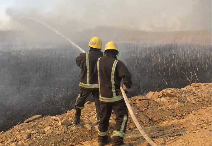 مدني تبوك يواصل إخماد حريق بمجرى مياه