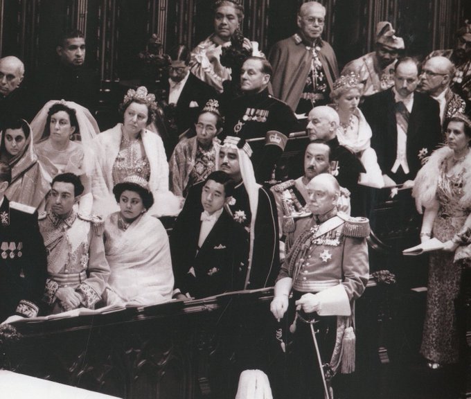 بينهما 69 عاماً.. صورتين لحضور الملك فهد تتويج الملكة إليزابيث وحفيده يحضر جنازتها - المواطن