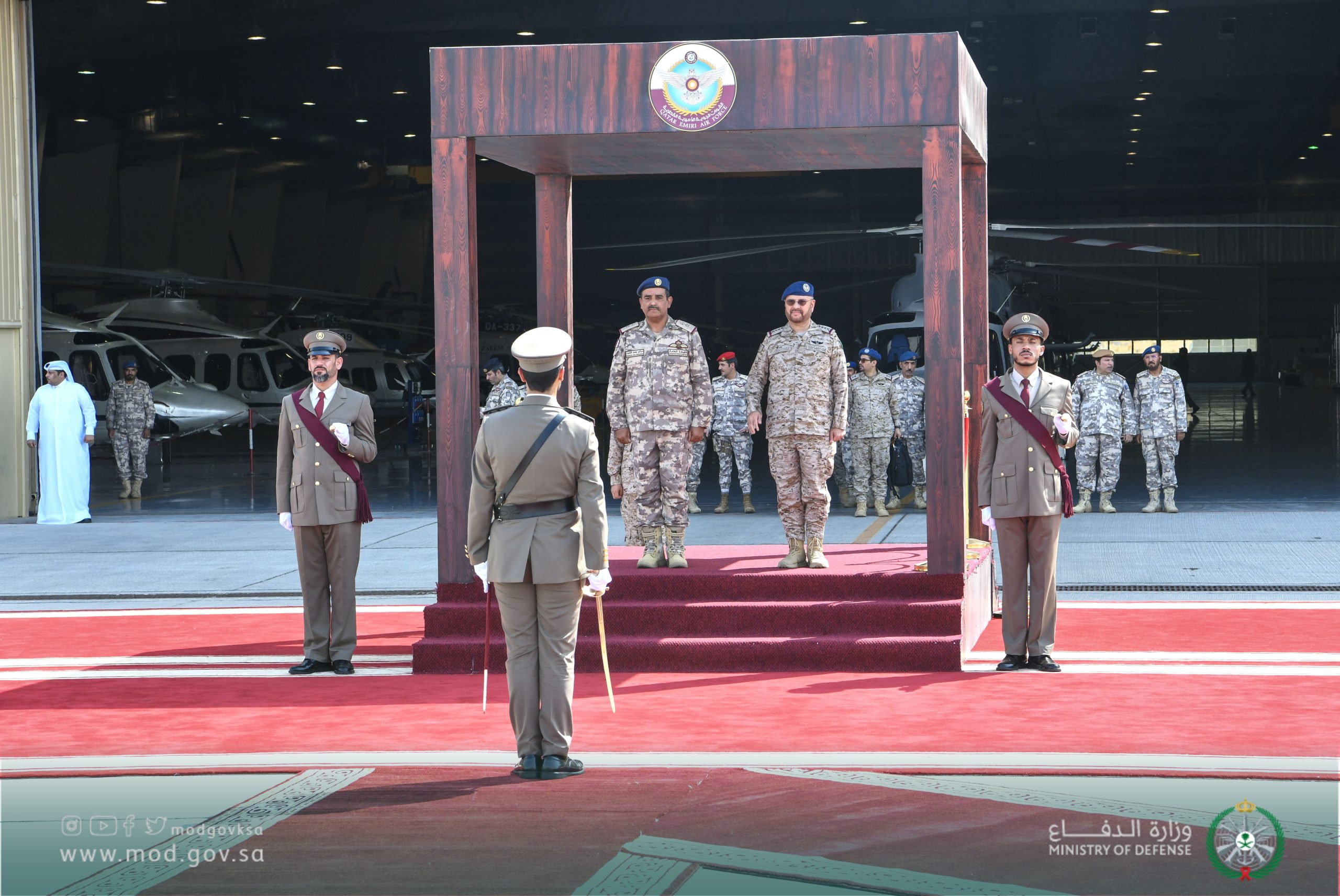 رئيس هيئة الأركان يصل قطر ويلتقي بعدد من القيادات العسكرية