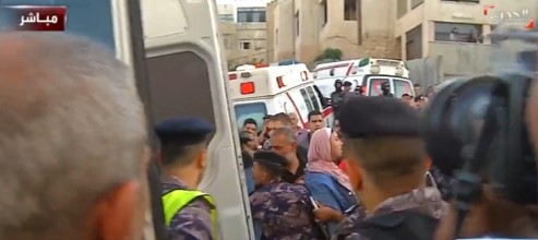 لحظة خروج فتاة من تحت أنقاض المبنى المنهار في الأردن