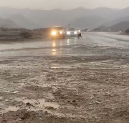 شاهد.. أمطار وبردية وادي رخو بمحافظة العيص