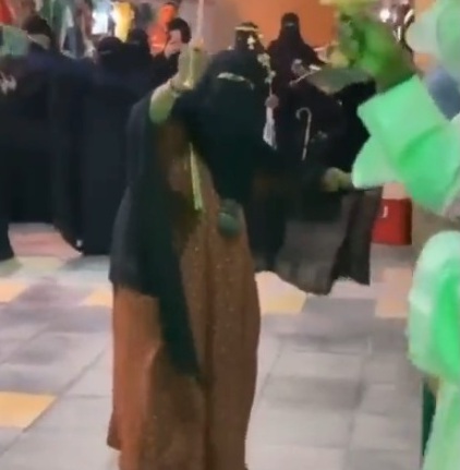 مسنّة سعودية تحمل السيف وتتفاعل مع العرضة