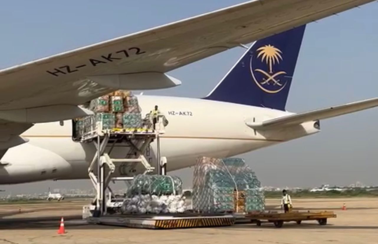 وصول الطائرة السعودية الإغاثية الثانية إلى باكستان 