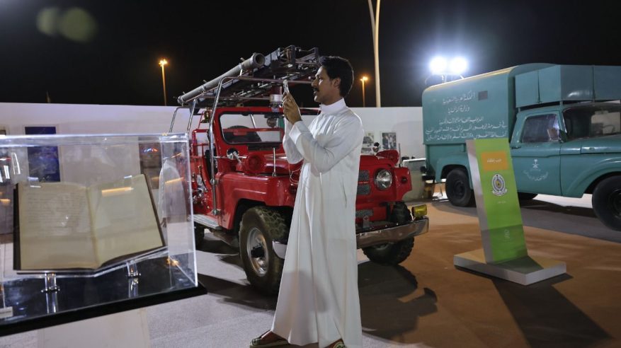 الآليات والسيارات القديمة تستوقف زوار واجهة الرياض