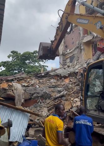 مقتل 4 بانهيار مبنى في نيجيريا