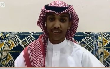 سعود بن عبدالرحمن يهدي لشاب سياره بعد احتراق مركبته