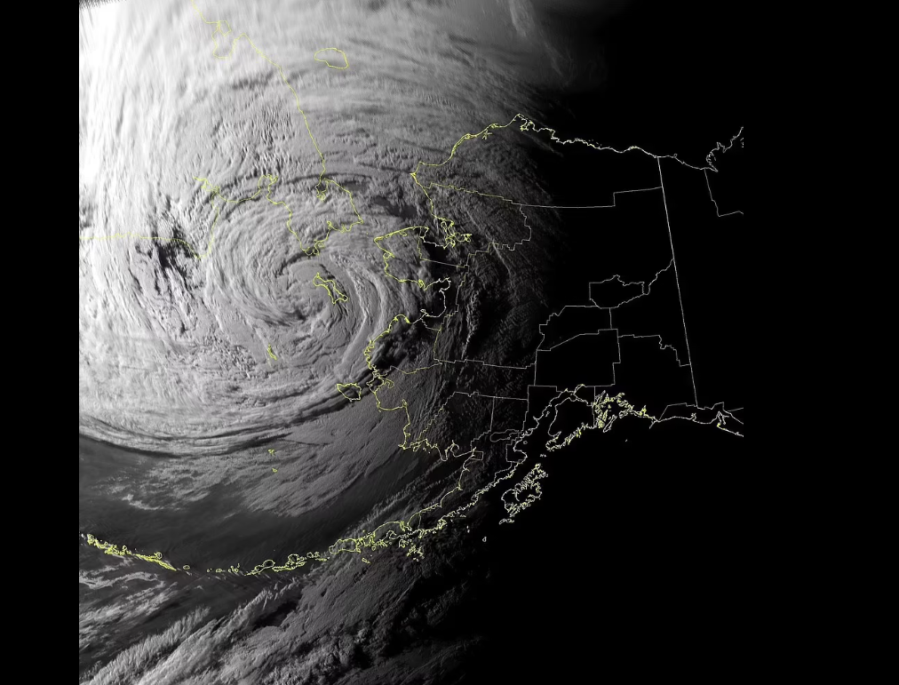 إعصار ميربوك يضرب ألاسكا بأمواج وفيضانات تاريخية