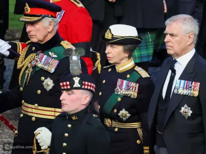 لماذا لم يرتدِ الأمير أندرو الملابس العسكرية في تشييع والدته؟
